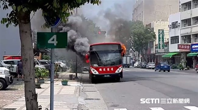 客運突火燒車　駕駛、乘客驚慌逃命