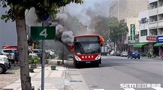 客運突火燒車　駕駛、乘客驚慌逃命