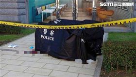 警方在現場拉起封鎖線介入調查。（圖／翻攝畫面）