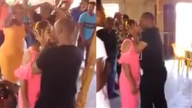 牧師激吻洋裝辣妹「1分鐘」親到身體狂晃！宣稱：我在用嘴唇驅魔...網罵翻(圖/推特)