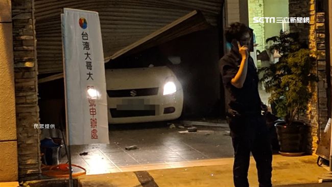 撞店門挑釁　糗了！轎車卡鐵門出不來