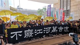 占中案刑期宣判  支持者抗議香港法院24日上午宣判占中案各名被告刑期前，9名被告包括「占中三子」在法庭前向媒體發表簡單談話，並與支持者撐黃傘，舉著「不廢江河萬古流」的標語。中央社記者張謙香港攝  108年4月24日