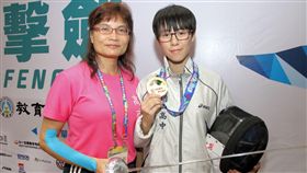 ▲高雄市岡山高中蔣馥蕙，在學校體育組長、國內女子銳劍國手黃金珠指導下在高女組銳劍封后。。（圖／全中運提供）