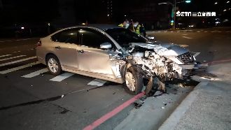 喇叭聲狂響！等紅燈竟遭「追撞拖行」