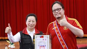 打造漫城花蓮 漫畫家蕭言中獲聘觀光大使花蓮縣政府邀請漫畫家蕭言中（右）擔任花蓮縣觀光大使，24日在縣府大禮堂舉行記者會，由縣長徐榛蔚（左）頒發聘書及原住民情人袋。（花蓮縣政府提供）中央社記者李先鳳傳真　108年4月24日