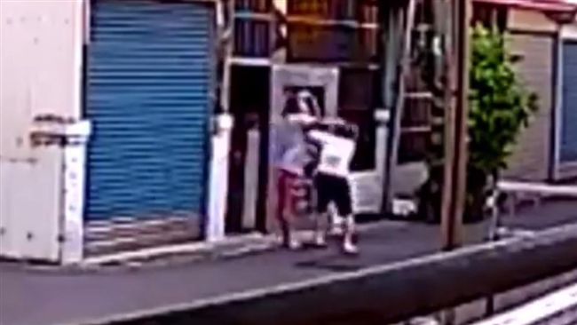 中年男揮拳家暴老母！家門口又踢又踹