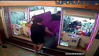 鬧！廢沙發丟夾娃娃機店…台主怒貼文
