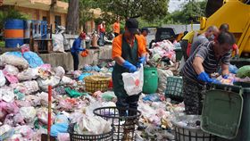 憂垃圾遭退運  金門清潔隊員二次分類金門垃圾車全面落實進場檢查，金城鎮長石兆（王民日）4日到庵前資源回收場視察垃圾處理狀況，並慰勉工作人員辛勞。他懇請鄉親做好垃圾分類與資源回收。中央社記者黃慧敏攝  106年9月4日