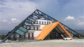 屏東納骨堂蓋成金字塔 民眾以為是圖書館屏東縣政府近年積極輔導推動各項殯葬設施改善計畫，鼓勵興建納骨塔（堂）等，其中萬巒鄉立納骨堂建築外觀以鋼骨及玻璃打造成金字塔外型，相當明亮且現代化，打破傳統民眾對於納骨塔的刻板印象。（屏東縣政府提供）中央社記者郭芷瑄傳真　108年4月24日