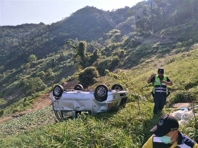轎車翻落30公尺山谷下　車上2人…