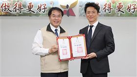 日本演員保阪尚希愛台灣 任台南親善大使日本演員保阪尚希（右）受邀出任台南市親善大使，24日由市長黃偉哲（左）頒發證書。保阪尚希說，走遍世界，最喜歡的地方還是台灣，不但東西好吃人也友善，來幾次都不會膩。（台南市政府提供）中央社記者張榮祥台南傳真　108年4月24日