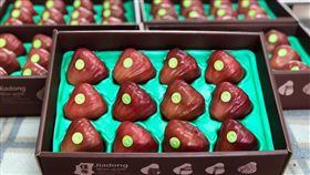 屏東蓮霧銷歐洲加國  佳冬品牌裝箱坐飛機（1）屏東佳冬鄉農會品牌蓮霧「透紅佳人」14日裝箱500公斤，首度為屏東敲開外銷加拿大的大門。（佳冬農會提供）中央社記者郭芷瑄傳真  108年1月15日