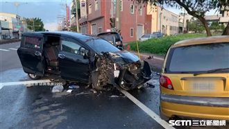 疑失業想不開　男開車邊燒炭連撞3車