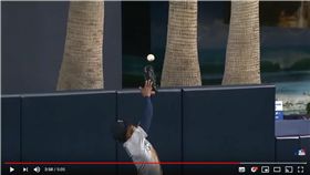 ▲水手中外野手史密斯（Mallex Smith）把飛球接成2分砲。（圖／翻攝自MLB YouTube）
