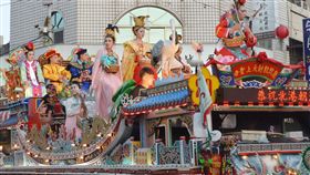 北港朝天宮今年年度盛事「北港迓媽祖」遶境活動23日登場，全國唯一的真人藝閣花車遊行為活動一大特色。（檔案照片）中央社記者葉子綱攝 108年4月23日