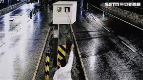 闕姓計程車司機拿竹竿將便利貼黏到測速照相機上面，藉以遮住鏡頭阻擋拍照（翻攝畫面）