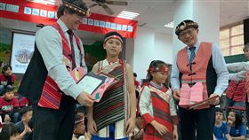 維也納少年合唱團藝術總監維爾特（Gerald Wirth）（前左）23日拜訪新竹縣尖石鄉嘉興國小義興分校合唱團。不但穿起泰雅族傳統服飾，也現場教學童唱奧地利傳統山歌。（音樂聯盟工作坊提供）中央社記者洪健倫傳真　108年4月23日