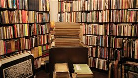 韓國資深出版人金彥鎬撰寫「書店旅圖：走進全球21間特色書店，感受書店故事、理想和職人精神」，介紹台灣古書店「舊香居」，道出台灣獨立書店的故事。（聯經出版提供）中央社記者陳政偉傳真　108年4月24日