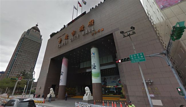 莽男突闖北市府自殺！　持美工刀割頸