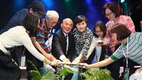 行政院長蘇貞昌（左4）、文化部長鄭麗君（右4）24日在台北出席2019台灣文化創意設計博覽會開幕典禮，與來賓共同為文博會揭開序幕。中央社記者張皓安攝　108年4月24日