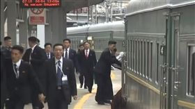 金正恩訪海參威　隨扈追「進站火車」擦車門（圖／翻攝自poccnr24 YouTube）