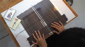 被時代淘汰的卡帶總難逃被丟棄的命運，但新加坡設計師莊逸馨卻將舊卡帶的磁帶抽出，編織成音樂布料（Music Cloth）再運用，賦予它們新價值。（rehyphen提供）中央社記者鄭景雯傳真　108年4月24日