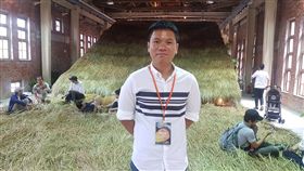 2019台灣文博會24日起登場，在台北華山文創園區展場中的台東概念館，一走入便能聞到茅草香，台東館策展人舒米恩（前）說，團隊選擇以5感體驗的方式，把台東的縱貫線、海線、南迴線、市區搬入展場。中央社記者鄭景雯攝　108年4月24日