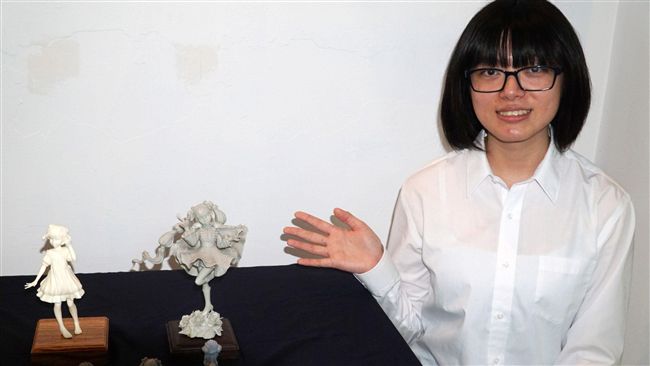 封印精靈瓶中　女大生做公仔維妙維肖