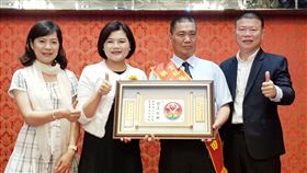 結合視障朋友參加職訓並擴大就業，雲林縣按摩業職業工會創會理事長林樹田（右2），成為雲林首位獲選全國模範勞工的視障者，25日接受雲林縣長張麗善（左2）表揚。中央社記者葉子綱攝 108年4月25日