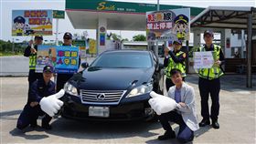 宣導白天開頭燈 金門警方舉辦抽獎活動金門縣警察局金城分局分局長郝心誠（前左）25日率員警到街上示範白天開頭燈，鼓勵民眾養成白天開頭燈習慣，尤其4、5月是金門霧季，白天開頭燈可以減少事故發生率。中央社記者黃慧敏攝 108年4月25日