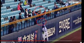 ▲金江珉深遠擊球，三星獅右外野手具滋昱飛身出現兩顆球。（圖／截自網路）