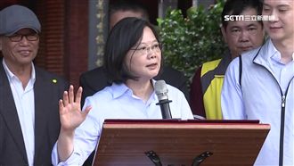 小英接地氣人氣升　板凳一拉廟裡開講