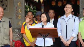 赴新竹參拜　蔡總統分享執政成效總統蔡英文（中）25日到新竹縣湖口三元宮參拜並發表談話，蔡總統表示，政府做的許多事情需要在二、三年後才會看見效果，近期已逐漸呈現。中央社記者魯鋼駿攝　108年4月25日