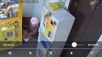 誇張！男夾娃娃機店行竊「脫褲拉屎」