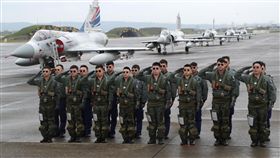 農曆春節　國軍加強戰備（2）歲末年終，家家戶戶都在準備迎接農曆春節，國軍弟兄們不懈怠，持續加強戰備、堅守崗位，守衛家園。中央社記者張皓安攝　108年2月3日