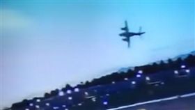 離地5秒就墜機...跑道炸出一團大火　險波及一旁直升機（圖／翻攝自LiveLeak Channel YouTube）