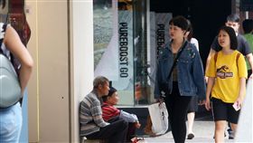 7月景氣對策信號亮綠燈（3）國發會27日公布107年7月景氣對策信號綜合判斷分數為27分，燈號則為綠燈，並指出當前國內經濟雖呈溫和擴張，不過成長力道仍有待加強。圖為台北市東區商圈街頭小販擺攤。中央社記者吳家昇攝　107年8月27日