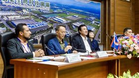 貝里斯參院議長訪屏東 盼與台灣交流農漁科技立法院長蘇嘉全（左3）25日陪同台灣友邦貝里斯國會參議院議長鄭經緯（Lee Mark Chang）（左2）參訪屏東農業生物科技園區，聽取簡報。（立法院提供）中央社記者郭芷瑄傳真　108年4月25日