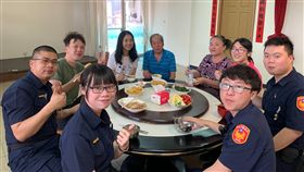 基隆市警察局第三分局警眷請同仁吃自家現炸雞排。(圖/翻攝自基隆市警察局第三分局)
