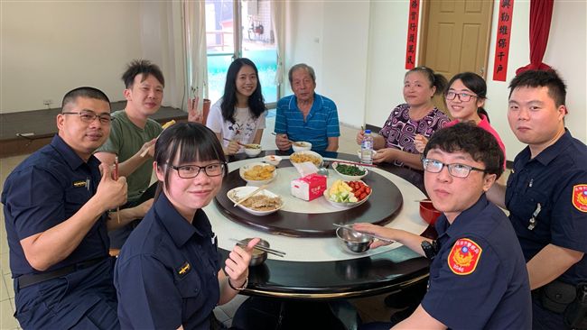 三朵花警眷全動員 炸雞排暖警員胃