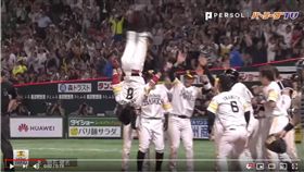 ▲軟銀明石健志敲出再見轟，回本壘前後空翻。（圖／翻攝自太平洋聯盟TV）