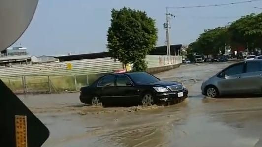 又挖到石油了？高雄晴空萬里也淹大水