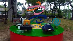 中國焊接作品現蹤公園 高市府要求拆除高雄市鳥松區勞工公園近日出現一座融合多個中國大陸省份鋼鐵焊接作品，遭質疑是「PRC美學」，市府養護工程處25日表示，已要求儘速撤除。（高市議員黃香菽提供）中央社記者王淑芬傳真　108年4月25日