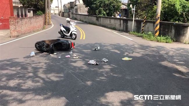 兩男騎車雙載　撞橋墩拋飛墜大排命危