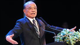 蘇貞昌用文化妙喻政治行政院長蘇貞昌（圖）24日在台北出席「2019台灣文化創意設計博覽會」開幕典禮致詞時表示，其實很多政客或者選舉的人，也正在用文化的語言，例如說某人上台、下台、或這「正當紅」、現在是不是「好角色」，講的都是表演，用的都是文化，其實何嘗不是戲。中央社記者張皓安攝  108年4月24日