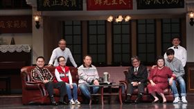 綠光劇團「人間條件二–她與她生命中的男人們」彩排記者會25日在國家戲劇院舉行，編導吳念真（後左）與演員群在台上合影。中央社記者吳家昇攝　108年4月25日