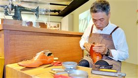 桃機國門規劃製鞋展 展現台灣高水準工藝「履程－台灣製鞋工藝特展」在桃園國際機場第二航廈3樓的報到櫃台旁展出，25日還邀請師傅現場示範手工製鞋，讓旅客了解一雙鞋子是如何誕生。中央社記者吳睿騏桃園機場攝　108年4月25日