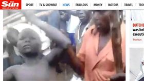 非洲「傳統割禮」太恐怖！一刀一刀割包皮　男童痛到快往生（圖／翻攝自太陽報）