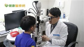 統計顯示，高達10.3%小六學童有高度近視，因為眼軸增長，視網膜像氣球一樣越大越薄，視神經血流供應變差，視網膜病變及青光眼的風險也會增加。