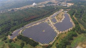 改善燃煤空污 中市文山綠光太陽能售電做公益台中市文山綠光計畫運用文山掩埋場復育地4.83公頃的面積，採用310峰瓦（WP）高效率光電模組，建置太陽能光電模組數量約2萬片。（市府提供）中央社記者郝雪卿傳真　108年4月26日